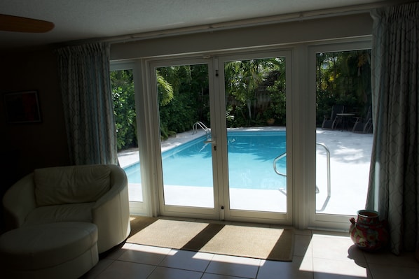 Alberca al aire libre y alberca climatizada