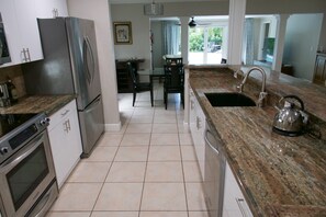 Private kitchen - Lovely Home in Victoria Park with Private Heated Pool, 3 minutes from the beach! (Fort Lauderdale)