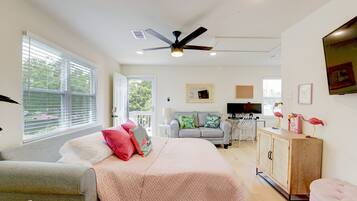 1 quarto, escrivaninha, ferros/tábuas de passar roupa, berço de viagem