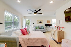 1 quarto, escrivaninha, ferros/tábuas de passar roupa, berço de viagem