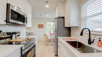 Geladeira, micro-ondas, fogão, cooktop