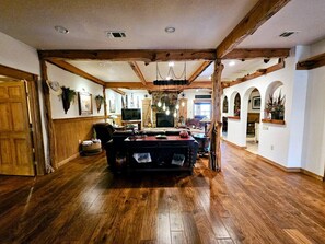 Smart TV, chimenea, reproductor de DVD y libros 