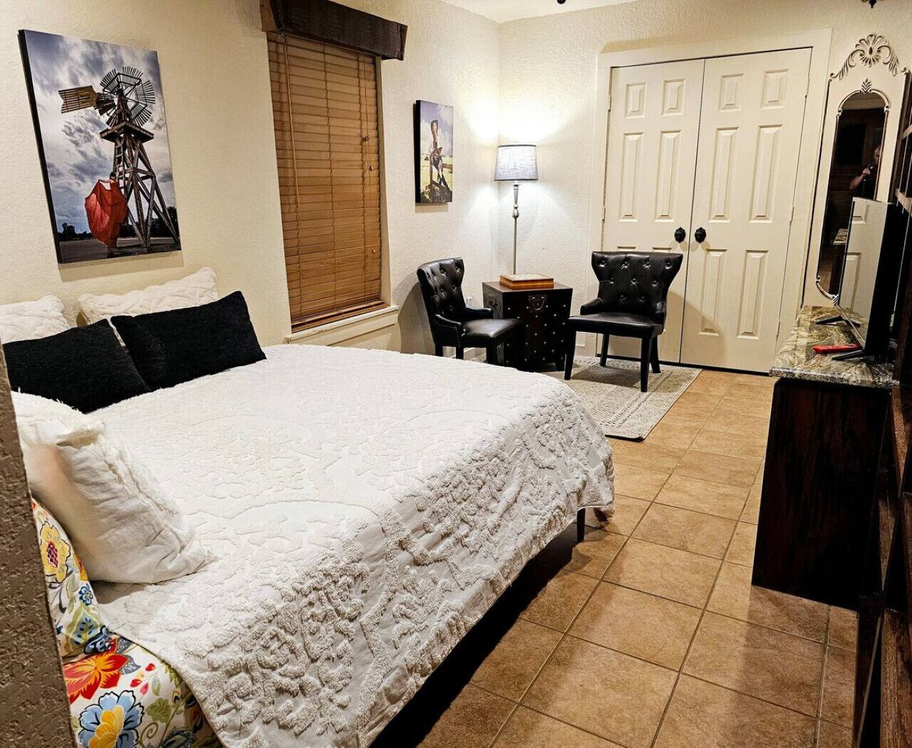 3 chambres, bureau, fer et planche à repasser, lit parapluie