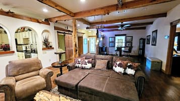 Smart-TV, Kamin, DVD-Player, Bücher