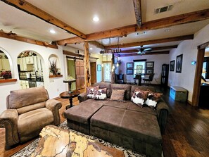 Smart TV, chimenea, reproductor de DVD y libros