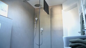 Dusche, Haartrockner, Handtücher, Toilettenpapier