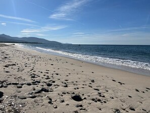 Sulla spiaggia, lettini da mare, teli da spiaggia