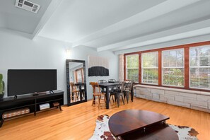 Dining - Bloom's Historic Home on Riverside: 5 min to Downtown & Ladybird Lake! Sleeps 10 (Austin)