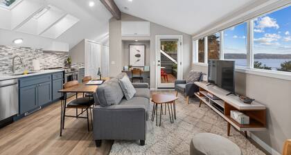 Modern 1 BR apt in Old Town w/view. Walk to beach.