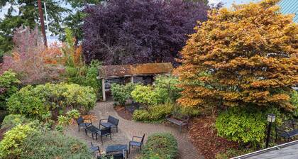 Modern 1 BR apt in Old Town w/view. Walk to beach.