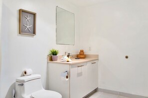 Shower, hair dryer, towels, soap - City View | Free Parking | Prime Location (Miami)