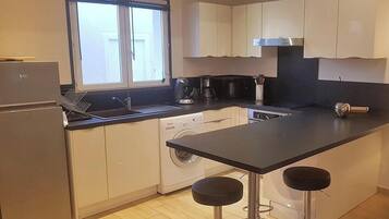 Fridge, microwave, oven, coffee/tea maker