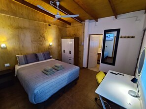 Kamar Double Standar | Dilengkapi dengan perabotan berbeda-beda dan meja kerja