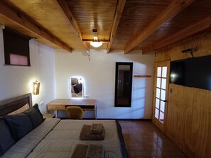 Kamar Double Standar, 1 Tempat Tidur Double | Dilengkapi dengan perabotan berbeda-beda dan meja kerja