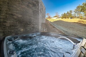 Outdoor spa tub - 85° Pool | Hot Tub |Game Room | Dollywood | Pigeon Forge | Gatlinburg (Sevierville)