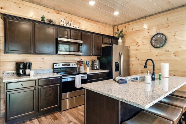 Fridge, microwave, oven, stovetop - 85° Pool | Hot Tub |Game Room | Dollywood | Pigeon Forge | Gatlinburg (Sevierville)