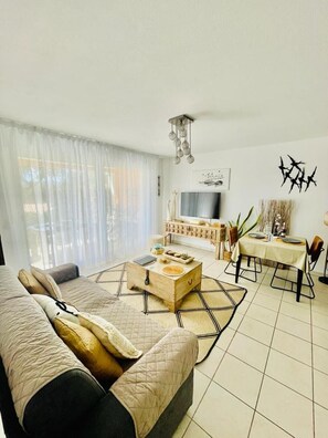 Fernseher, DVD-Player, Stereoanlage