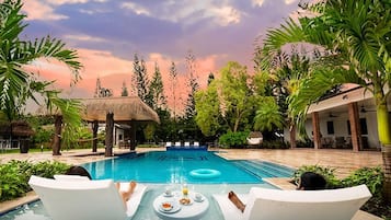 Una piscina al aire libre, una piscina climatizada