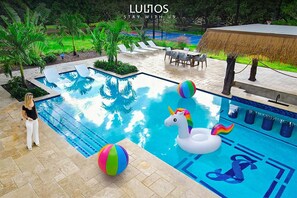 Alberca al aire libre y alberca climatizada