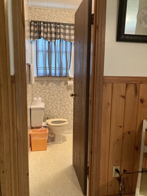 Traditional Cabin | Bathroom | Combined shower/tub, heated floors, towels, soap