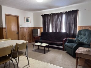 Traditional Cabin | Living area