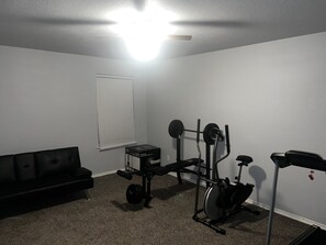 Fitness facility - Fun, relaxing 5 bedroom home with free parking (San Antonio)