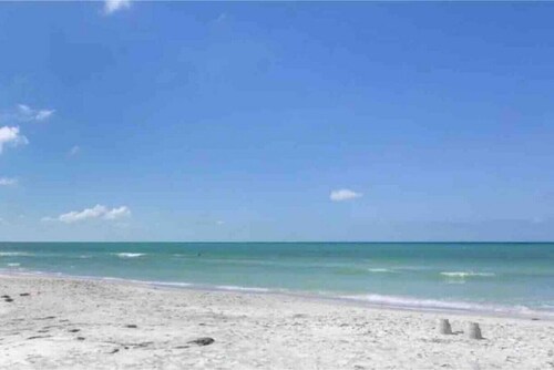 Malyn 122, Waterfront condo, few blocks to beach