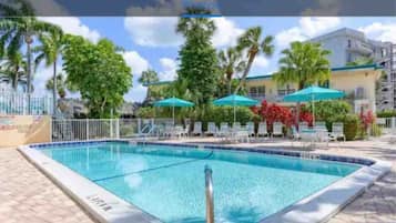 Lämmitetty uima-allas