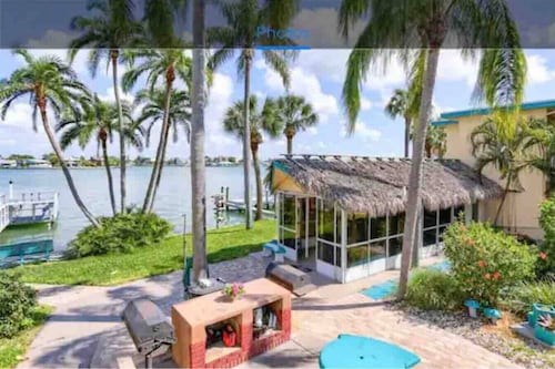 Malyn 122, Waterfront condo, few blocks to beach