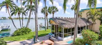 Malyn 122, Waterfront condo, few blocks to beach