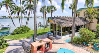 Malyn 122, Waterfront condo, few blocks to beach