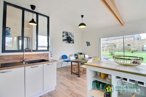 Kylskåp, mikrovågsugn, ugn och spishäll