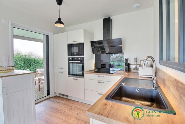 Kylskåp, mikrovågsugn, ugn och spishäll