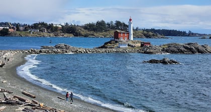 Spacious 2-bedroom Suite with parking and AC