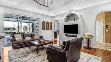 TV, caminetto, lettore DVD, tavolo da ping pong