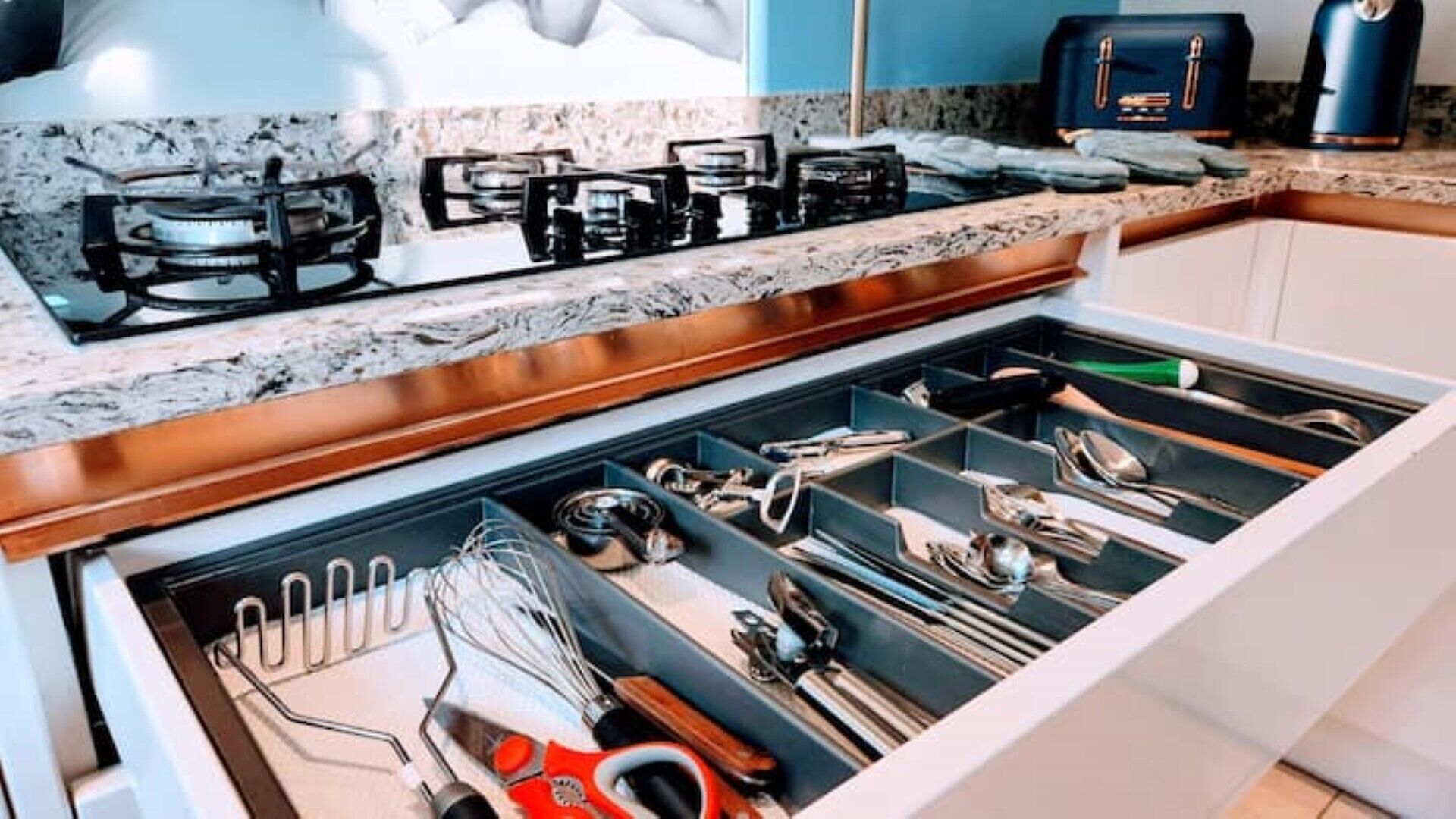 Jääkaappi, mikroaaltouuni, uuni, liesi