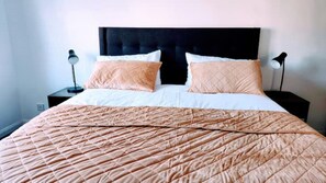 4 habitaciones, escritorio y tabla de planchar con plancha 