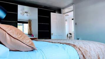 4 makuuhuonetta, työpöytä, silitysrauta/-lauta, vauvan matkasänky