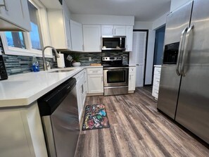 Jääkaappi, mikroaaltouuni, uuni, liesi