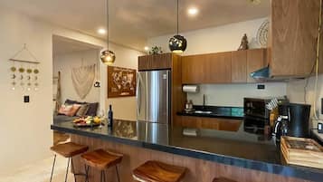 Coffee/tea maker, fridge, microwave, oven