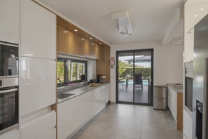 Fridge, microwave, oven, stovetop - Pool, sun and sea view - Villa das Quebradas (Funchal)