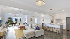 Smart TV - Avoca View - Apartment With Fabulous Views (Avoca Beach)