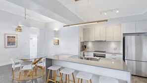 Geladeira, micro-ondas, fogão, cooktop