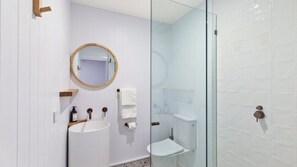 Bathtub, towels - Avoca View - Apartment With Fabulous Views (Avoca Beach)