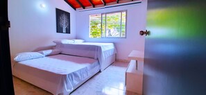 3 chambres, surmatelas, draps fournis