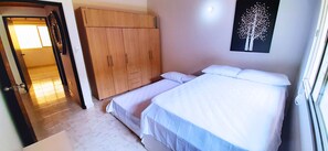 3 bedrooms, pillowtop beds, bed sheets