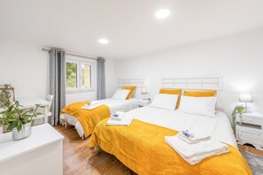 1 slaapkamer, een bureau, een strijkplank/strijkijzer, internet