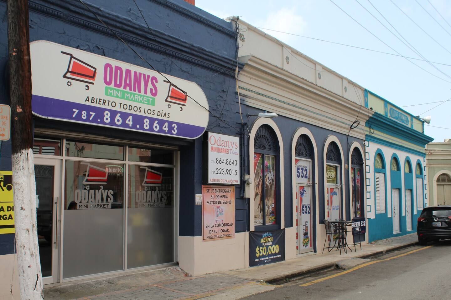 Fachada de un comercio con el nombre 'ODANYS MINI MARKET' y un número de teléfono.