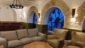 Uma área de estar acolhedora com sofá, poltronas e uma mesa de centro de madeira singular.