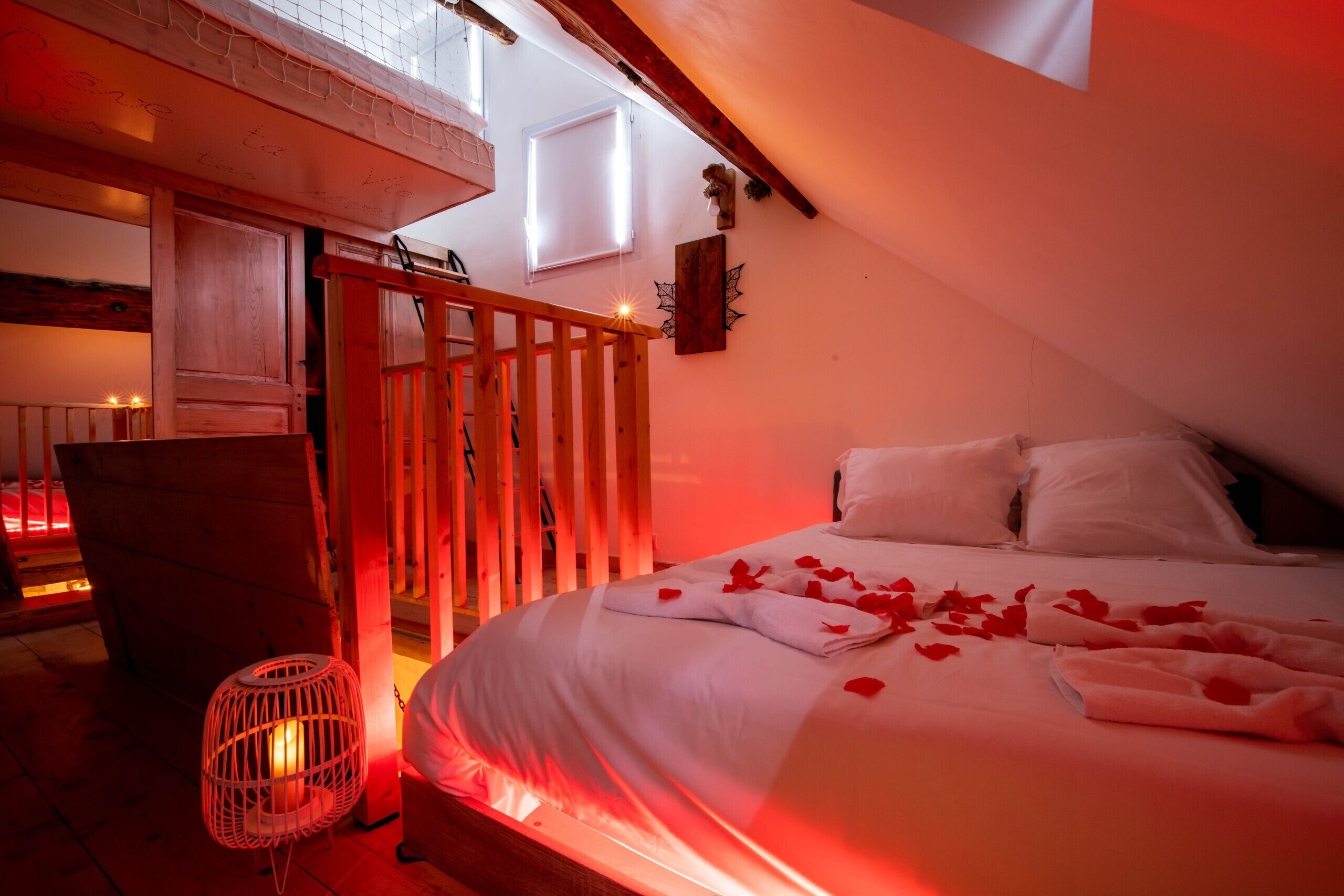 Une chambre confortable avec un lit, une chaise en bois et une petite table.